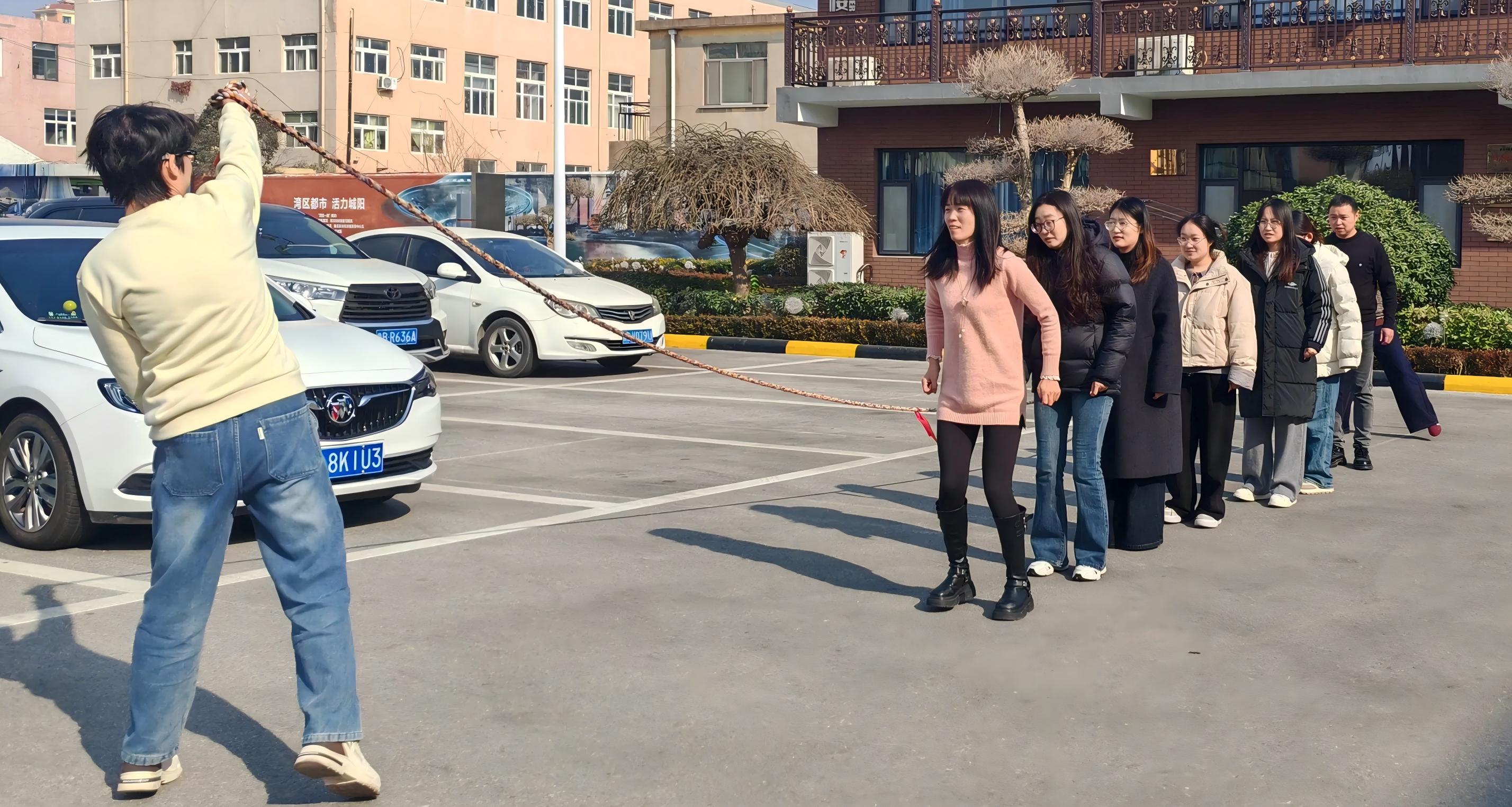 Maotong Mengadakan Tarik Tali dan Lompat Tali