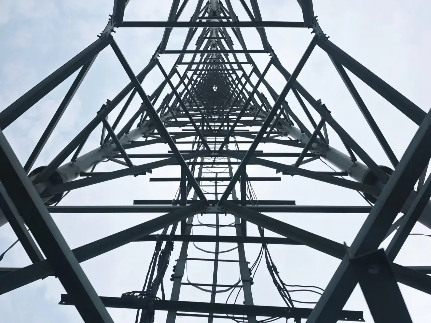 Estetika Simetri Menara Transmisi